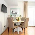 Stepup Apartment, Downtown Bucharest, Center, Garden View Apartman *
